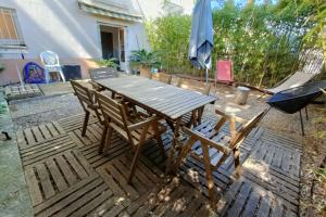 Patio alebo iná vonkajšia časť ubytovania Magnificent apartment of 20 m with terrace
