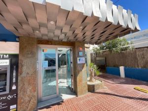 an entrance to a building with a parking meter at Apartamentos Cel Blau in Es Cana