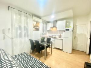 マドリードにあるJaime el Conquistador Apartmentの部屋にテーブルと椅子のあるキッチン +19枚の写真