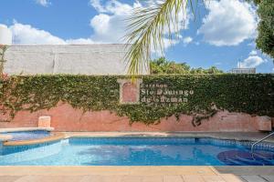 una piscina con un cartel en el lateral de un edificio en Suites Parador Santo Domingo de G., en Oaxaca City