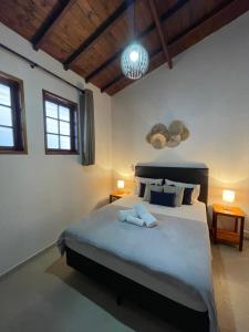 een slaapkamer met een groot bed en 2 lampen bij Casa Belvedere com traslado incluso in Paraty
