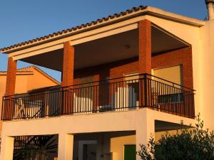 una casa con balcone sopra di Villa Aeroclub REF. 002 a Castellón de la Plana