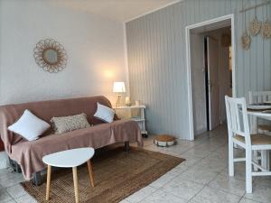 salon z kanapą i stołem w obiekcie Charmant Appartement Bord de mer w Argelès-sur-Mer +2 zdjęcia