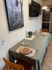Virtuve vai virtuves zona naktsmītnē Pine Ridge, Log Home with Lake View and Backyard
