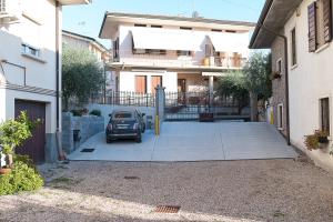 une voiture garée dans l'allée d'une maison dans l'établissement La casa di Anna, à Domegliara