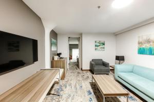 TV a/nebo společenská místnost v ubytování Atheneum Suite Hotel + 6 fotografií