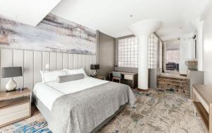 Postel nebo postele na pokoji v ubytování Atheneum Suite Hotel