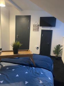 um quarto com uma cama com uma mesa e uma televisão em Elegant studio1 netflix bathroom close to beach em Swansea