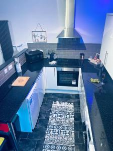 uma cozinha com um balcão preto e um fogão em Elegant studio1 netflix bathroom close to beach em Swansea