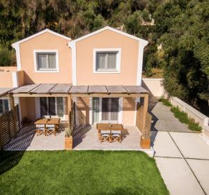 uma vista aérea de uma casa com um pátio em Reiki Apartments em Ereikoússa