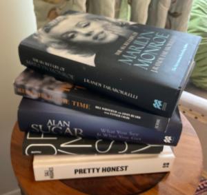cuatro libros apilados uno encima del otro en una mesa en 'Mulberry House' - A Darling Abode Nr Brantome en La Tour-Blanche