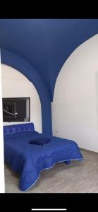 una camera con letto blu e soffitto blu di Brigata sea view a Bari