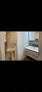 La salle de bains est pourvue d'un lavabo et d'un miroir. dans l'établissement Brigata sea view, à Bari