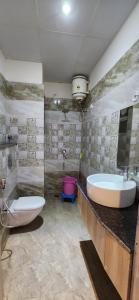 A bathroom at RBS Hotel & Restaurant 5 mint walking distance from Ram Janam Bhumi