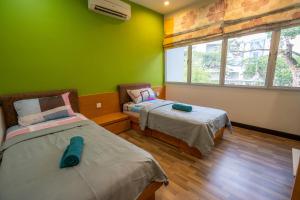 Postelja oz. postelje v sobi nastanitve Cozy Gurney Georgetown Private Apartment Penang