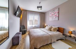 マラガにあるPerla de Malaguetaのベッドとテレビが備わるホテルルームです。