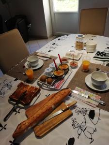una mesa con comida y bebidas en Kerlan, en Béganne