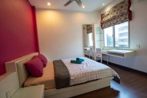 Cozy Gurney Georgetown Private Apartment Penang tesisinde bir odada yatak veya yataklar