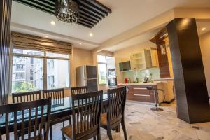 eine Küche und ein Esszimmer mit einem Tisch und Stühlen in der Unterkunft Cozy Gurney Georgetown Private Apartment Penang in George Town