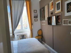 ローマにあるLuca's Vatican Hospitalityのベッドルーム(ベッド1台、窓付)