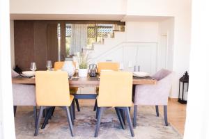 comedor con mesa y sillas en Villa Cornea - Luxury Villa in a heart of Novalja, en Novalja
