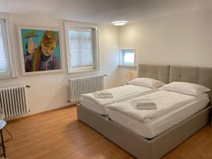 a bedroom with a large bed with a painting on the wall at Appartamenti Quattro Ducati in Göppingen