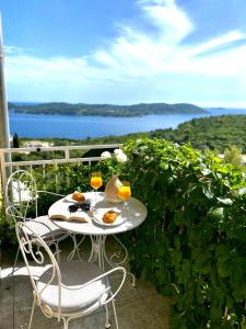 une table avec deux oranges et un vase sur elle dans l'établissement Sea View Suite, à Orašac