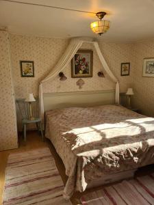 a bedroom with a bed with a canopy at Trevligt Torp i vacker natur in Mellerud