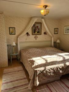 1 dormitorio con 1 cama con dosel en Trevligt Torp i vacker natur, en Mellerud