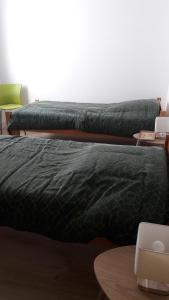 dwa łóżka ustawione obok siebie w pokoju w obiekcie LOCABEACH w mieście Longeville-sur-Mer