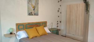 A bed or beds in a room at El Volante Alojamiento Turístico