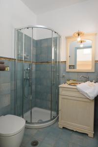 La salle de bains est pourvue d'une douche, de toilettes et d'un lavabo. dans l'établissement Tholariani Villas, à Amorgós
