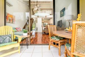 een eetkamer en een woonkamer met een tafel en stoelen bij Beautiful Golf Course front near the beach in Kahuku