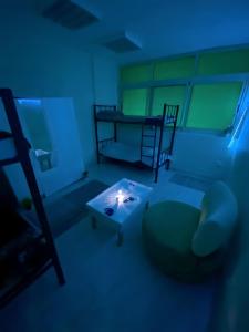 מיטה או מיטות קומותיים בחדר ב-MBZ - Nice Bed Space "MEN"
