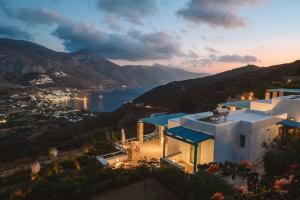 Cette villa offre une vue sur l'océan au crépuscule. dans l'établissement Tholariani Villas, à Amorgós