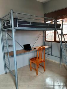 Palanda nebo palandy na pokoji v ubytování Guesthouse Lula 2