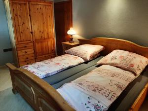 two twin beds in a bedroom with a lamp at Guesthouse Lula 2 in Tepelenë