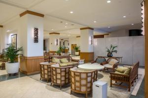 un vestíbulo con mesas y sillas en un edificio en Ocean Front Amazing One bedroom condo, en Honolulu