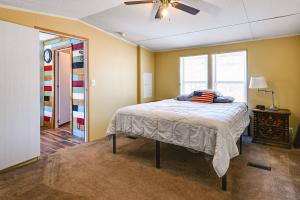 Postel nebo postele na pokoji v ubytování Cozy Kentucky Retreat with Deck, Grill and Fire Pit!