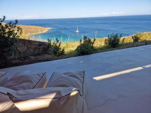 - une vue sur l'océan depuis la terrasse dans l'établissement Blue Sea Villa, à Sérifos Chora