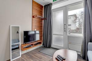 TV a/nebo společenská místnost v ubytování Cozy Studio Apartment - Quiet Neighborhood