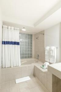 Koupelna v ubytování Atheneum Suite Hotel