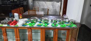 um grupo de panelas e frigideiras sobre uma mesa em The GreenStay em Sakleshpur