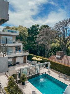 una imagen de una piscina en una casa en Aqualina Suites en Valeria del Mar