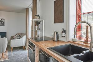 uma cozinha com um lavatório e um balcão em Hotel Klippen em Gudhjem