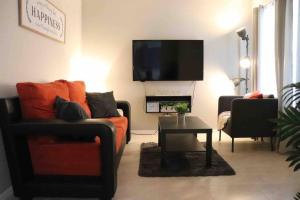 sala de estar con sofá y TV de pantalla plana en Cozy 2-Bedroom Rental Unit, en Eagle Pass