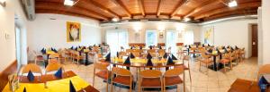 a room with tables and chairs in a classroom at Landgasthaus Lehnerwirt in Alkoven