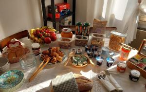 una tavola con molti prodotti alimentari diversi di B&B Da Leone a Palazzolo dello Stella