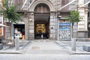 een ingang naar een gebouw met graffiti erop bij B&B o' Panar al Duomo in Napels