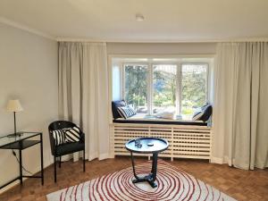 a living room with a table and a window at Kieler Eiderparadies in Flintbek